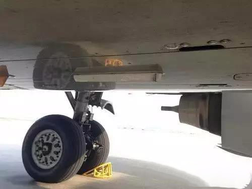 指點(diǎn)信標(biāo)天線在飛機(jī)機(jī)體底部。