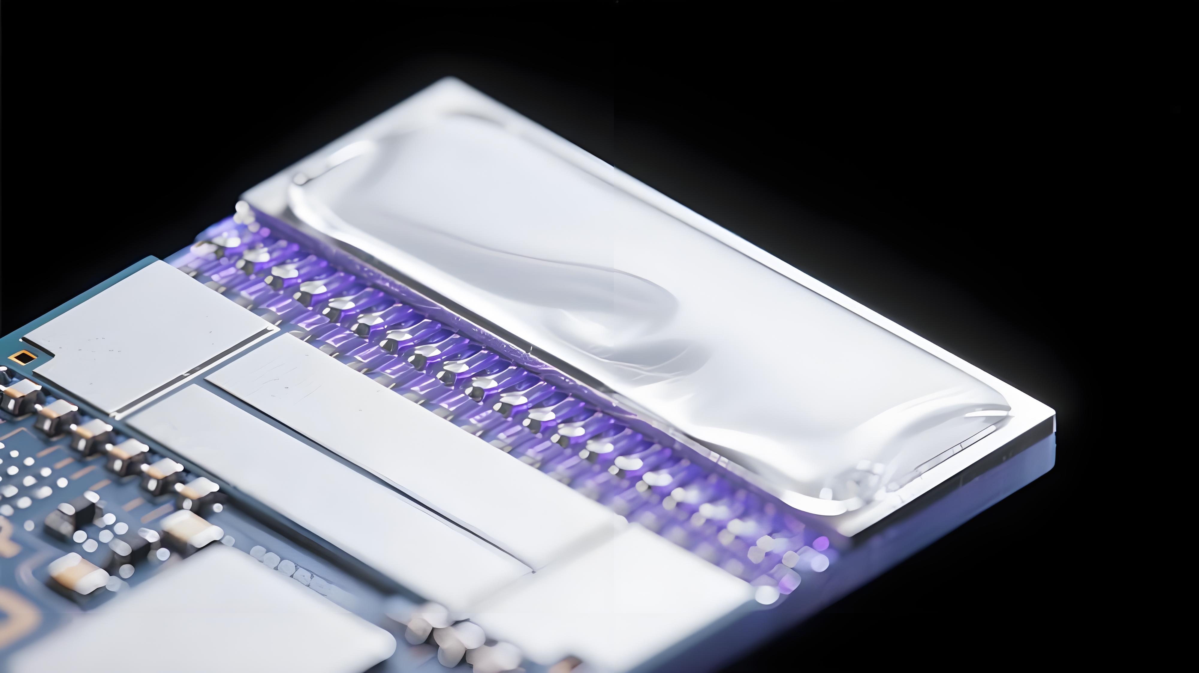 沉銀板分子自組裝單層(SAM)技術微觀特寫，展示銀層表面超薄疏水防護膜結構