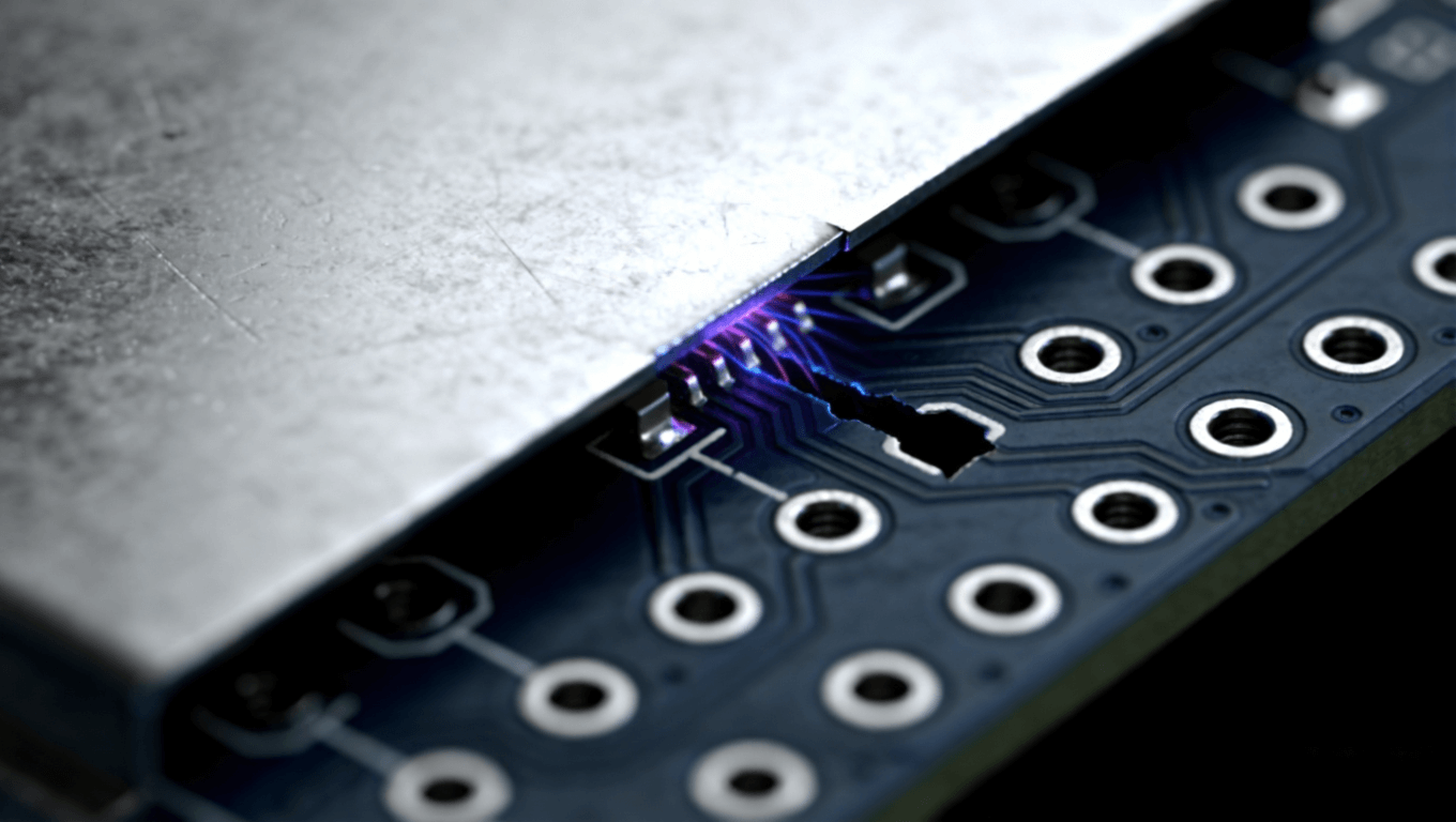 高頻PCB接地過孔陣列與屏蔽罩接合處，表現接地連續性與屏蔽泄漏