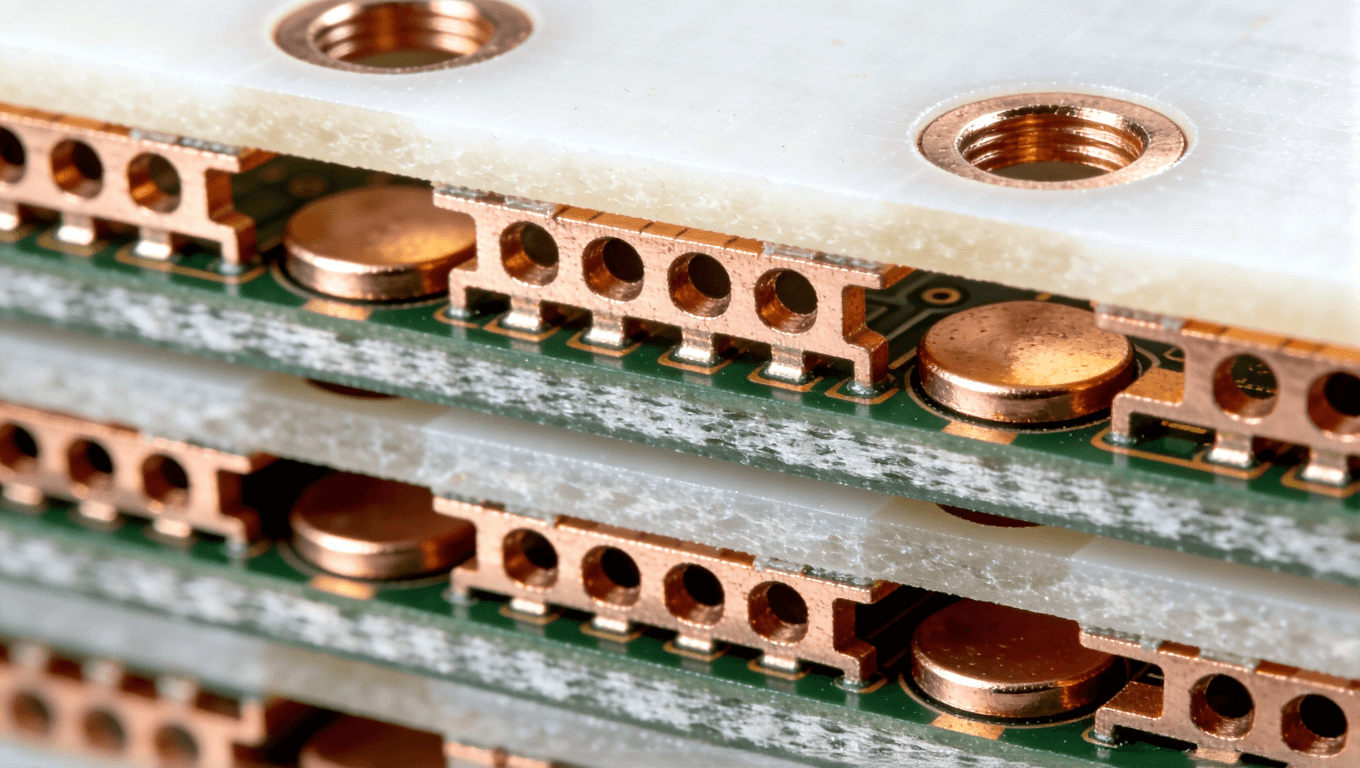 混壓多層高頻PCB橫截面結構視圖，展示混合材料堆疊